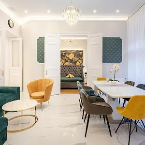 Apartment Premium Art Deco At Broadway // 4bdr & 3br, Budapest